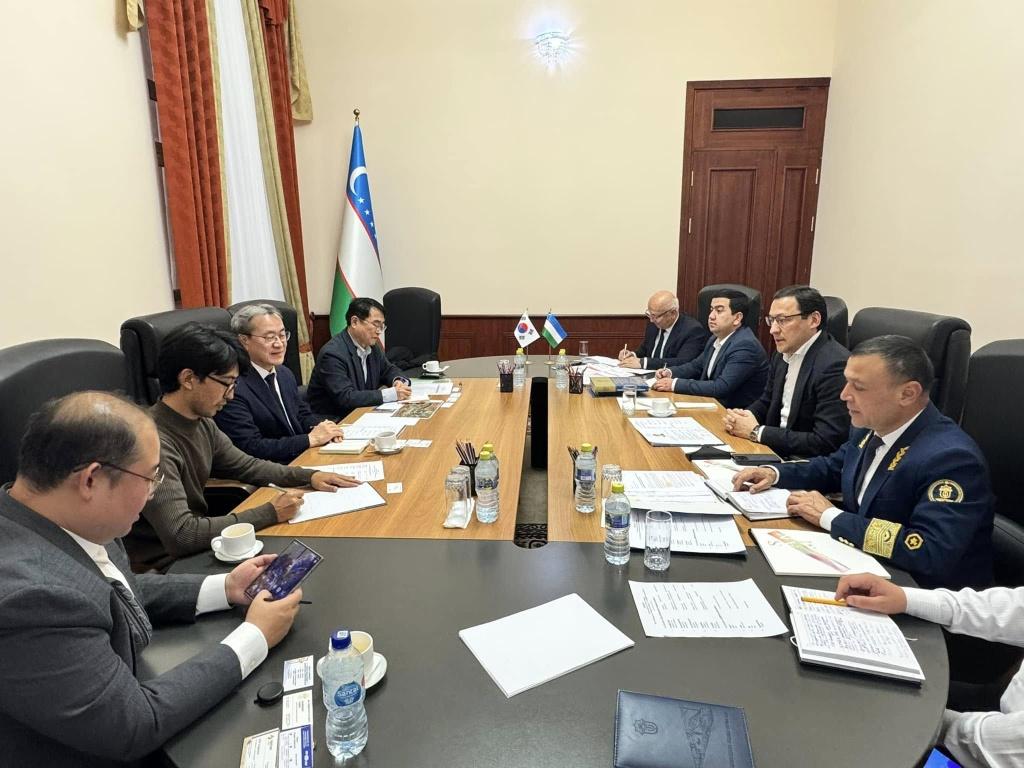 Railway officials discussed speeding up the development of the feasibility study for the construction of a high-speed corridor from Tashkent to Samarkand.